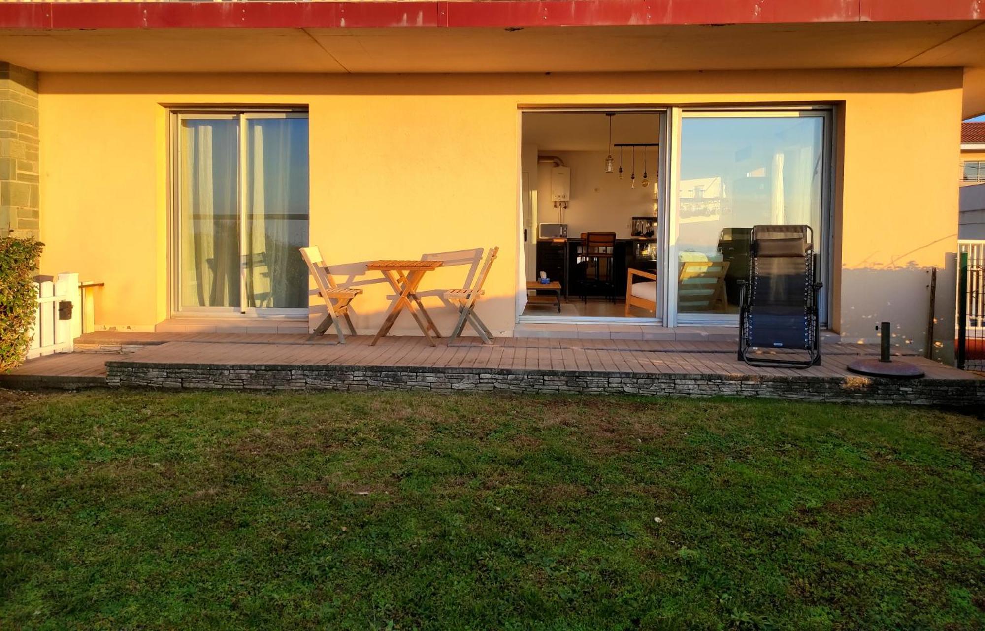 Apartment Ideal En Amoureux, Vue Et Jardin ! Lumineux A Tharon-plage *